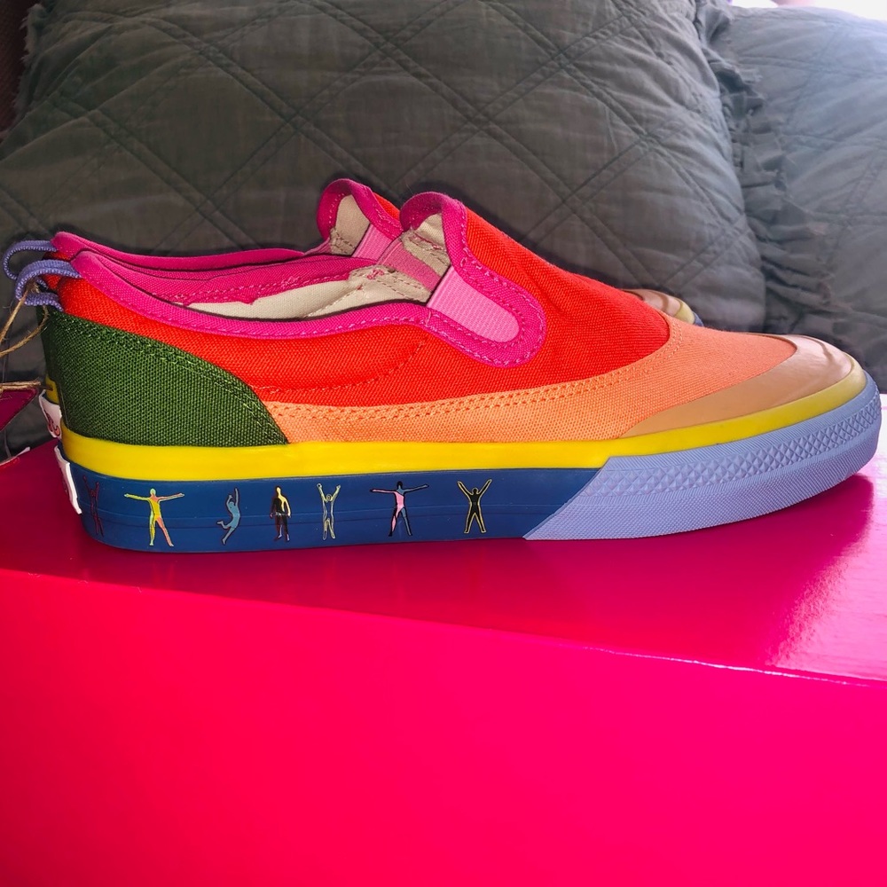 Adidas Love unites shoes - Picture 6 of 8